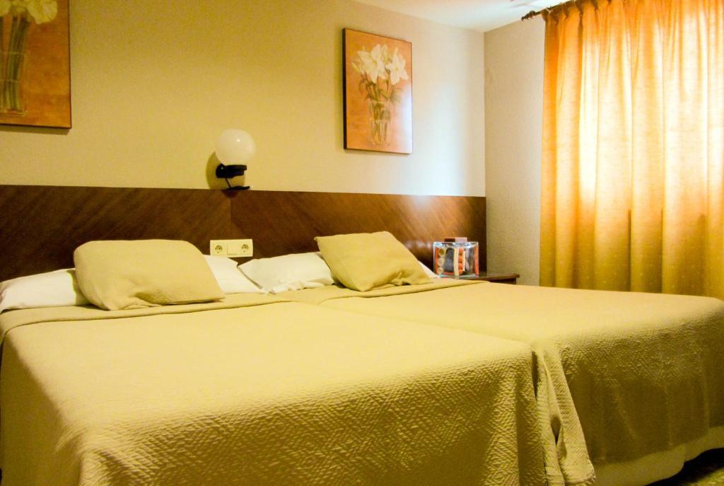 Hotel Avenida Requena Oda fotoğraf