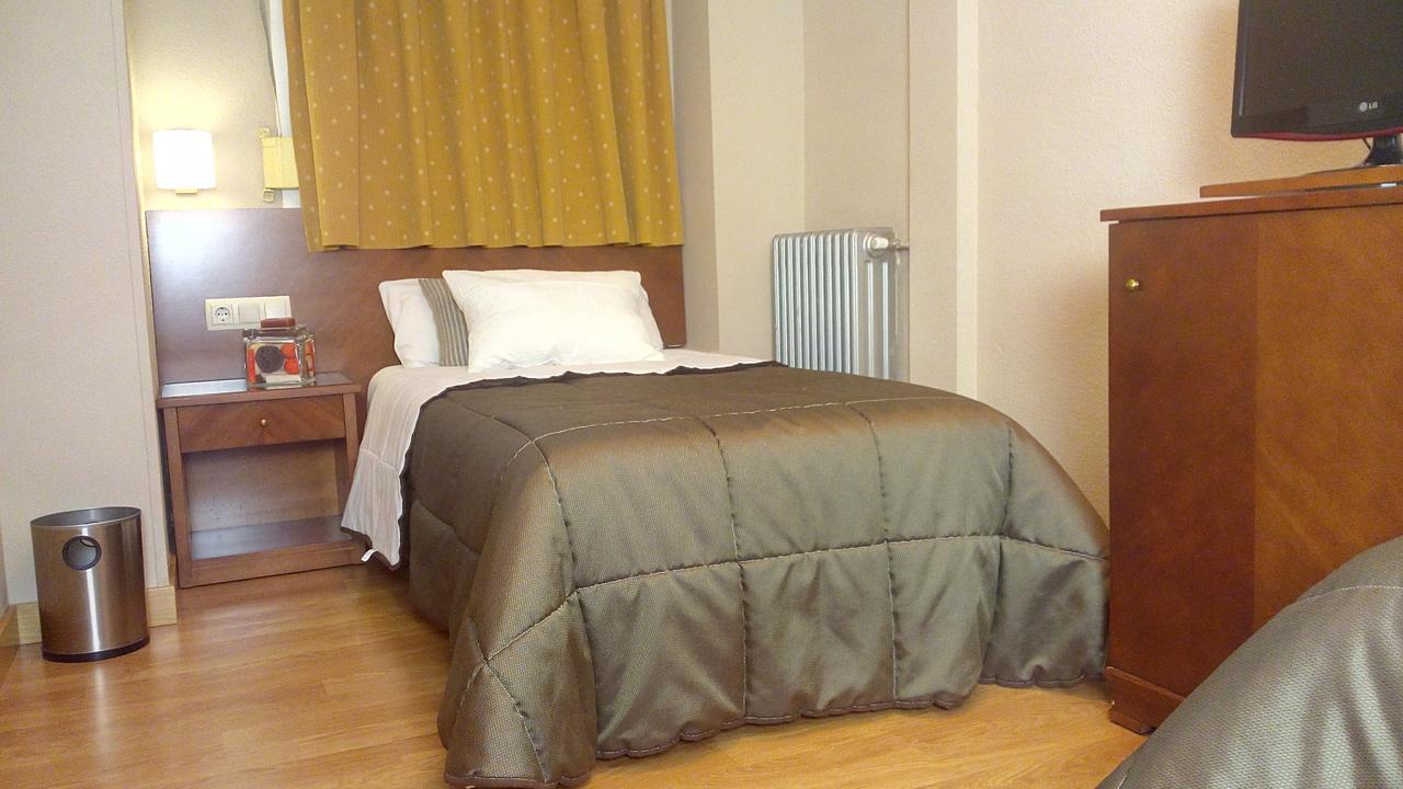 Hotel Avenida Requena Dış mekan fotoğraf